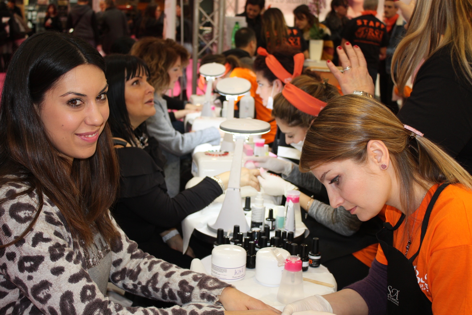 scuola estetica Roma esercitazione estetiste alla fiera dell'estetica di Roma